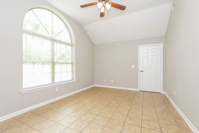 Building Photo - Spring Hill 4-Bedroom Home