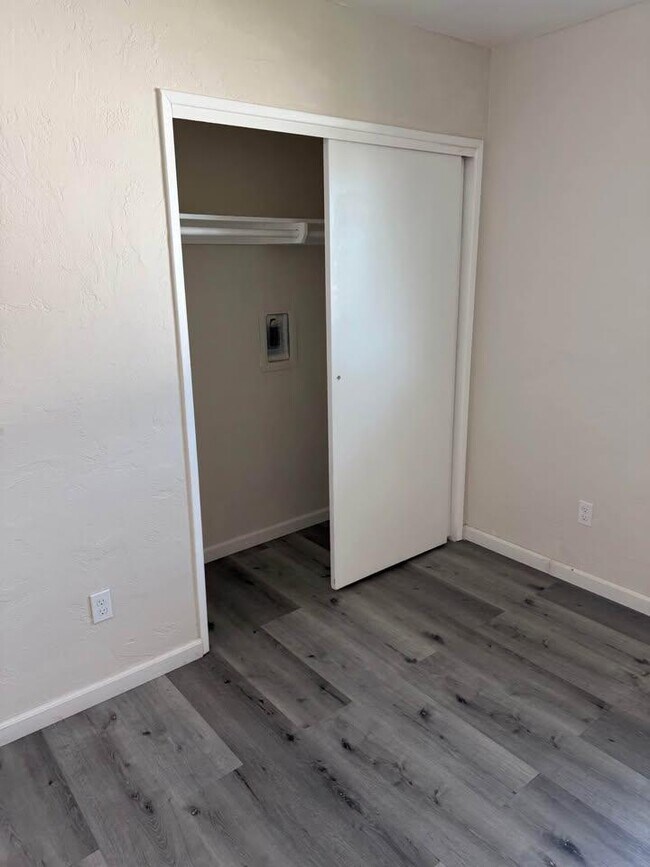 Building Photo - 2122 E 11th St