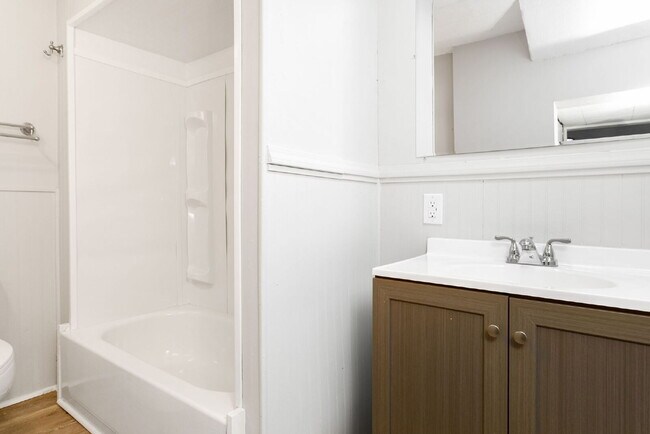 Building Photo - Walking distance to Central Park!