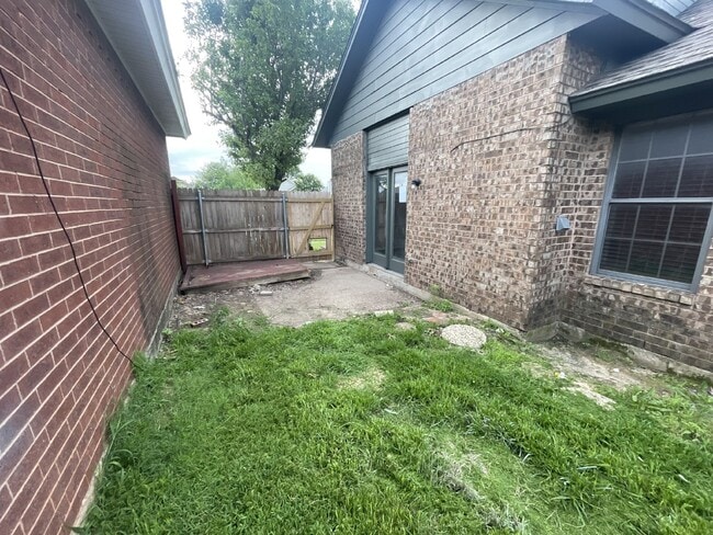 Building Photo - 2-Bedroom Home with 2-Car Garage
