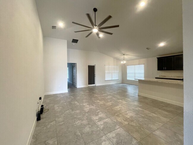 Building Photo - Amazing 3 Bed/2Bath/3 Car Garage Home in Hudson!