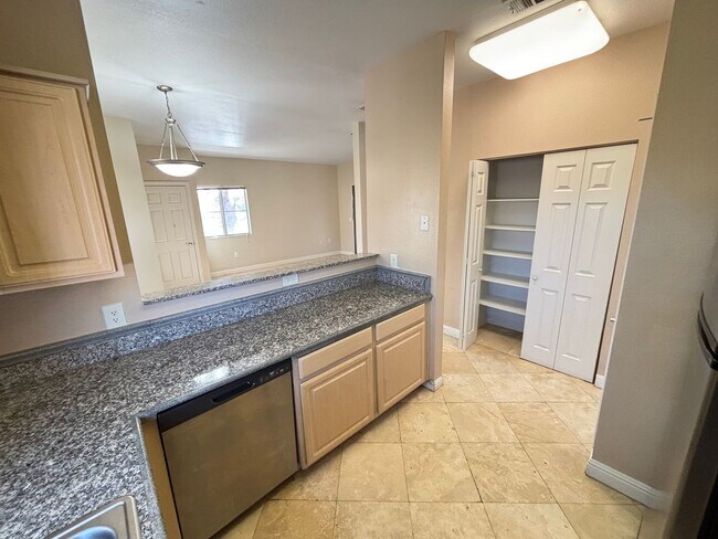 Building Photo - Gorgeous 1Bed/1Bath Condo located in Spanish Palms guard gated community!