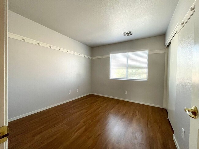 Building Photo - Beautiful 2 story 3 car garage single fami...