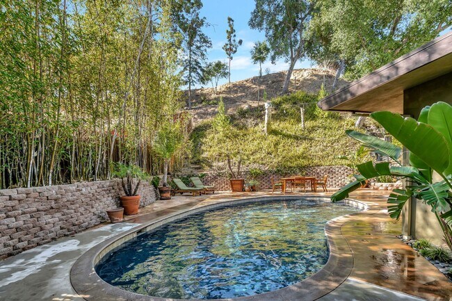 Building Photo - HOLIDAY SPECIAL***2 WEEKS FREE** 3 Bed/2 Bath Oasis in Royal Woods - Available Now