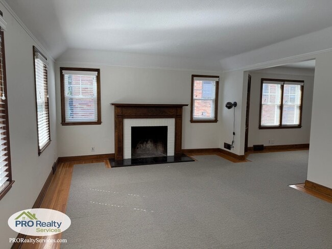 Building Photo - 2 Bedroom Upper Level Duplex Unit