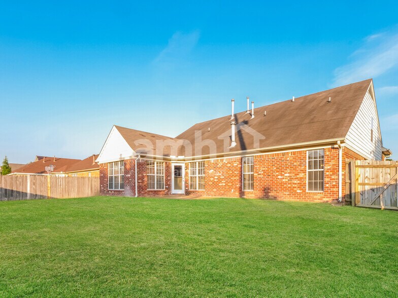 Building Photo - 1575 Far Dr
