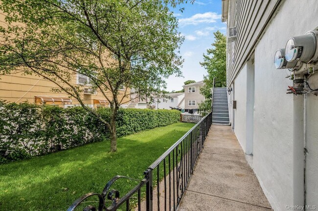 Building Photo - 2 Bryn Mawr Pl