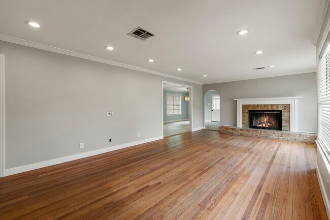 Building Photo - 9333 Walterville Rd