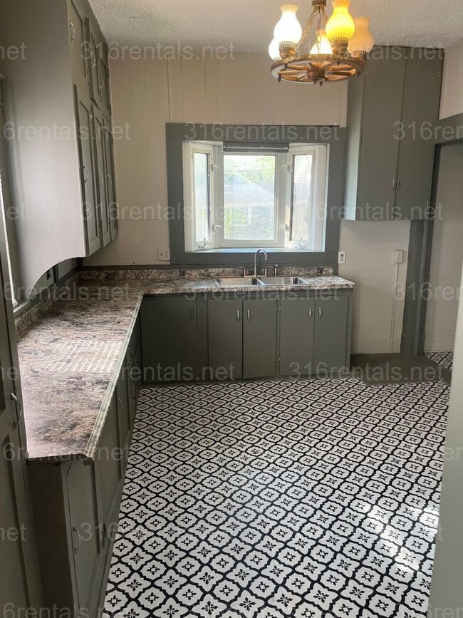 Building Photo - $1150 - 3 bed 1 bath - Single Family Home