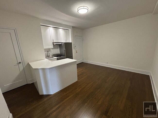 Building Photo - 140 E 46th St