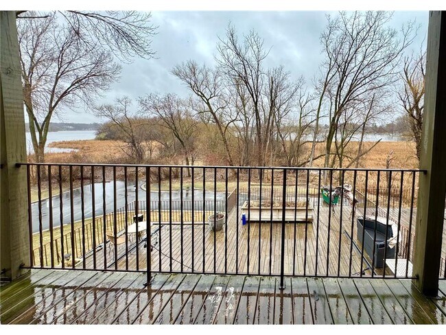 Building Photo - 1304 W Medicine Lake Dr