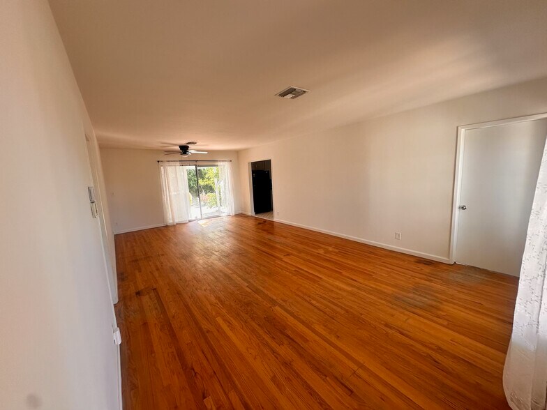 Living room - 7010 Cozycroft Ave