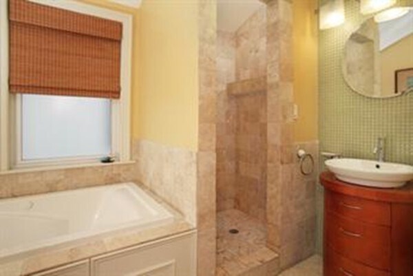 Building Photo - 11 Lester Pl