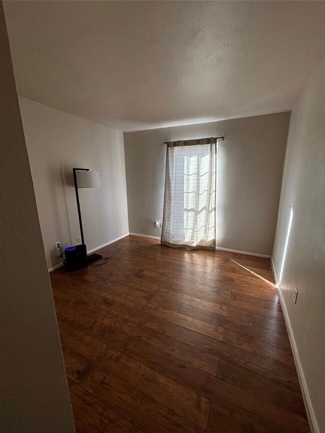 Building Photo - 4 Bed 3 Bath Townhouse - CLOSE TO UNT & TWU