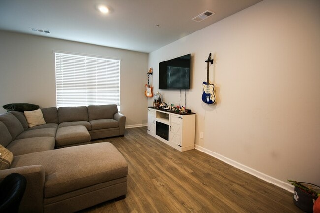 Building Photo - 220 Dale Mires Ln