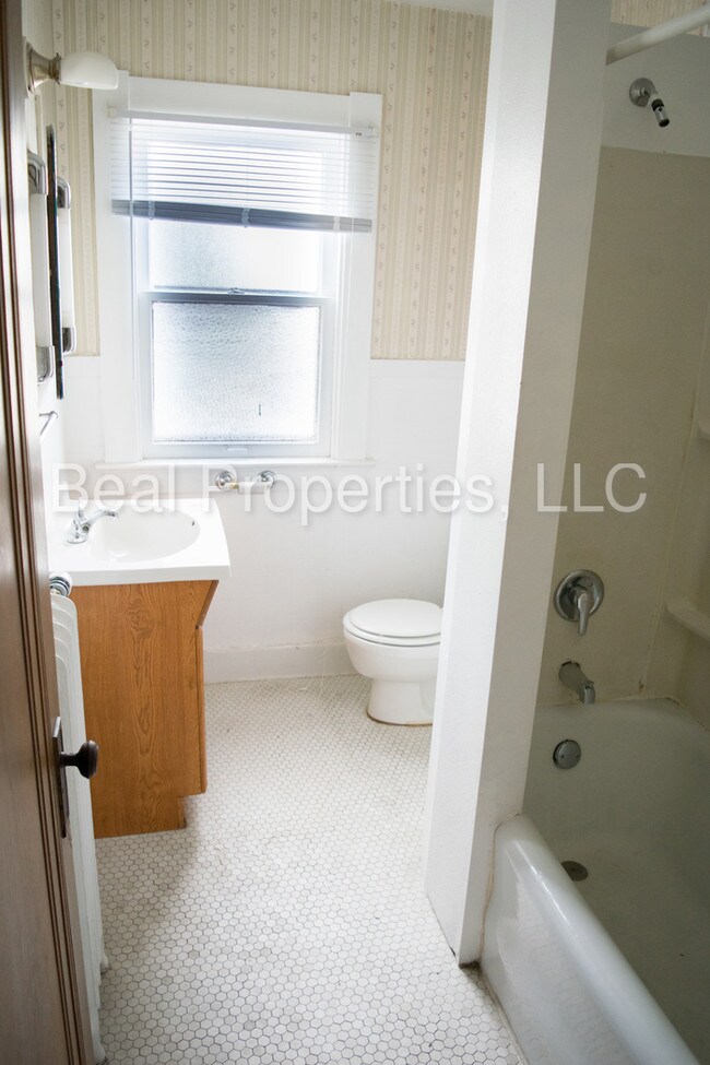 Building Photo - 1389 W Sylvania Ave