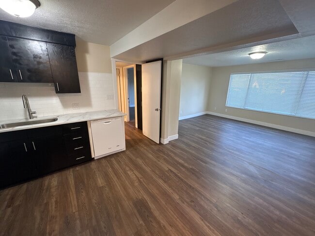 Building Photo - Parkway Villa
