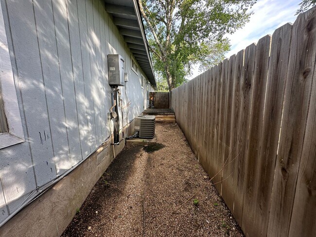 Building Photo - 4412 Gillis St