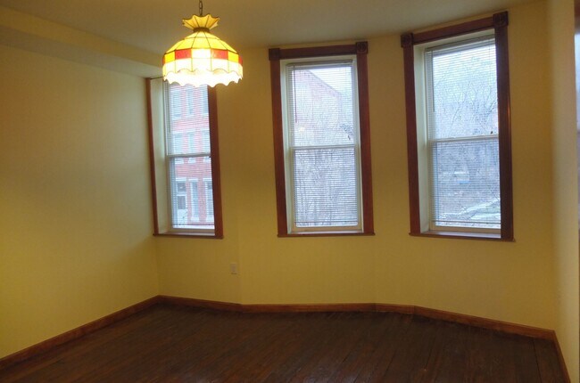 Building Photo - Beautiful Renovated Four bedroom Townhome