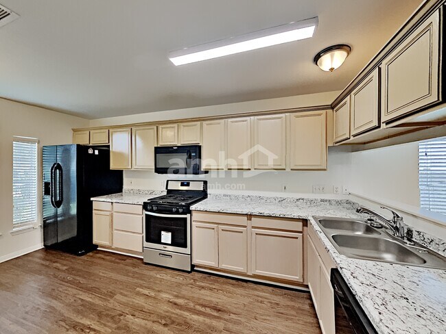 Building Photo - 23126 N Waterlake Dr