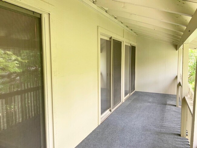 Building Photo - Beautiful 2 Bedroom Two Mile Creek Condo ; Remodeled and Updated right next to Rayback