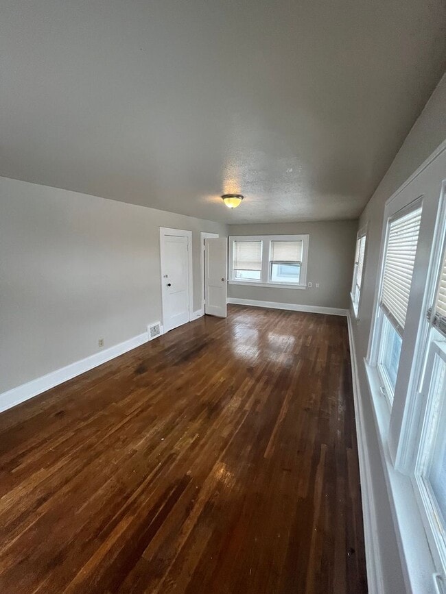 Building Photo - Available Now!!  Gorgeous home! 4 Beds, 1.5 Baths near UMKC! $2100