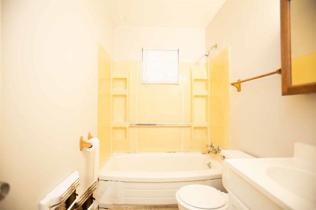 Building Photo - 5607 Alpha St