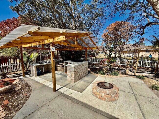 Building Photo - 125 SW Donna Terrace