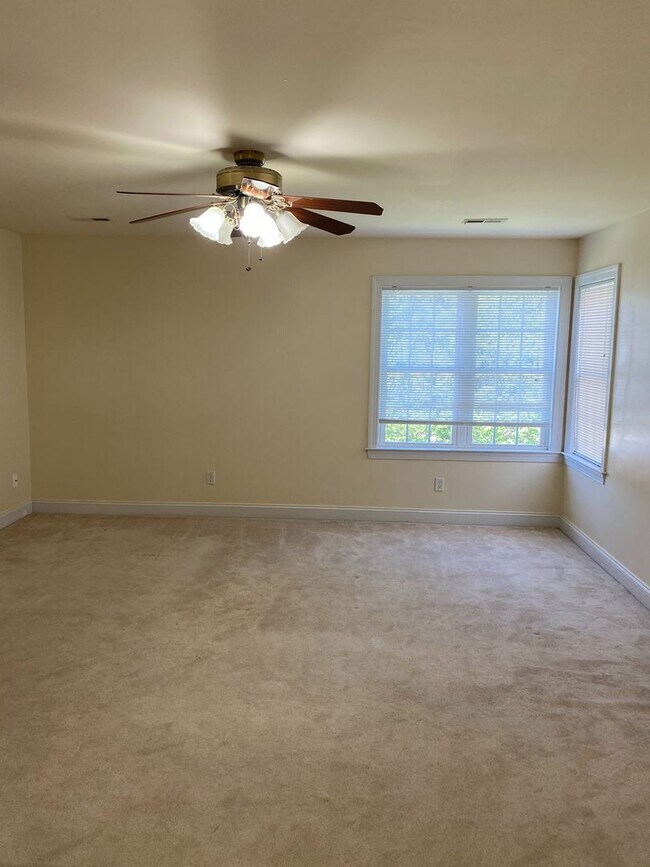 Building Photo - Stunning 4bdrm/2.5bth Home w/Loft Located ...