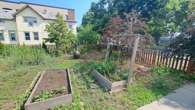 Building Photo - 1512