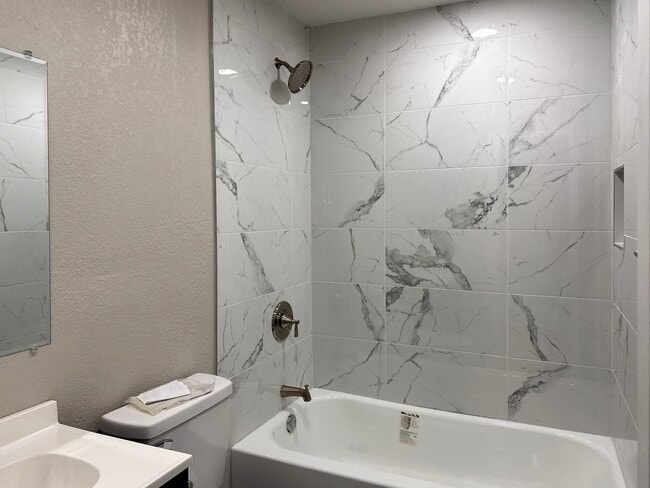 Building Photo - 4 Bedroom / 3 Full Bath