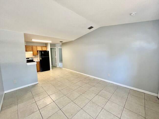 Building Photo - Conveniently Located 3BR/1BA Dade City Triplex NO APPLICATION FEE!