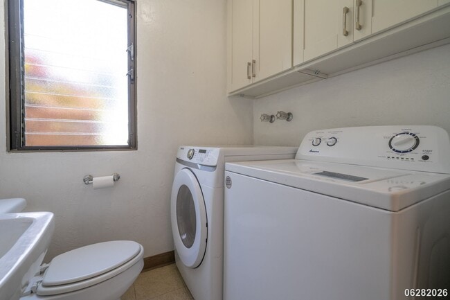 Building Photo - Rarely Available 3-bed/2.5-bath/2-parking Townhouse in Aiea
