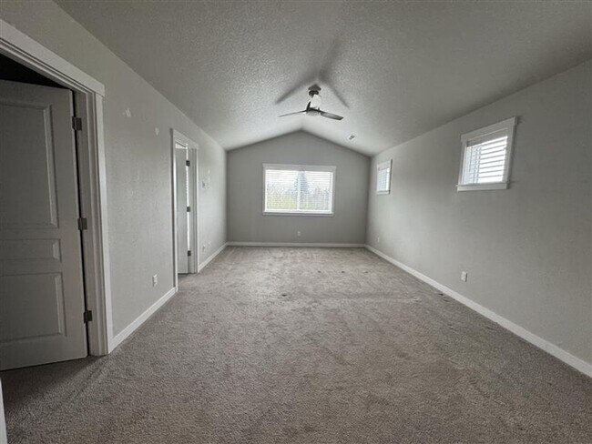 Building Photo - 6566 NE Rainsong Ln