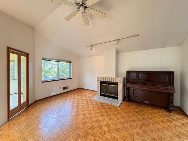 Building Photo - Beautiful Wedgwood Home with Flexible Living + 2nd Kitchen