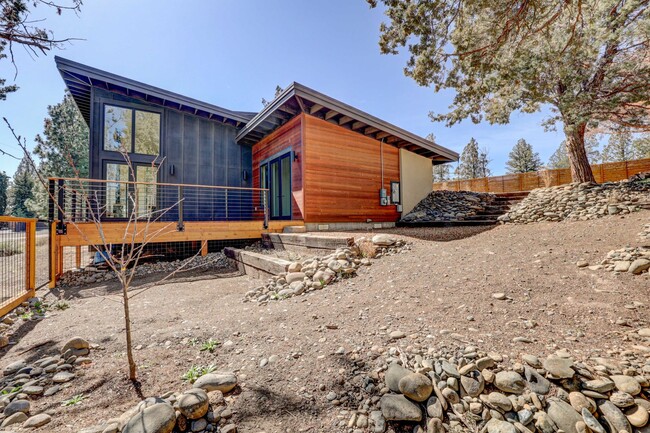 Building Photo - Gorgeous home close to downtown Tumalo