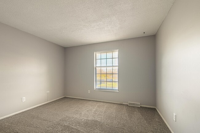 Building Photo - 8011 E 130th Ct