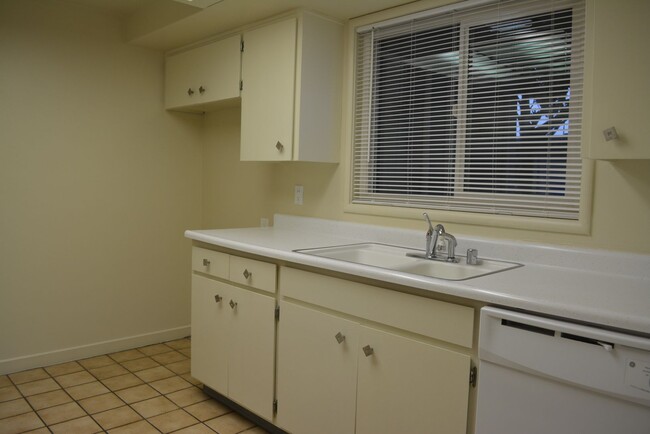 Building Photo - 2 bedroom Condo in Santa Paula Manor!