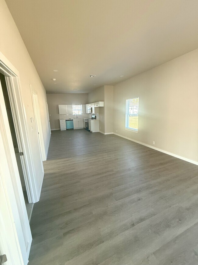 Building Photo - 1131 E Moman Ave