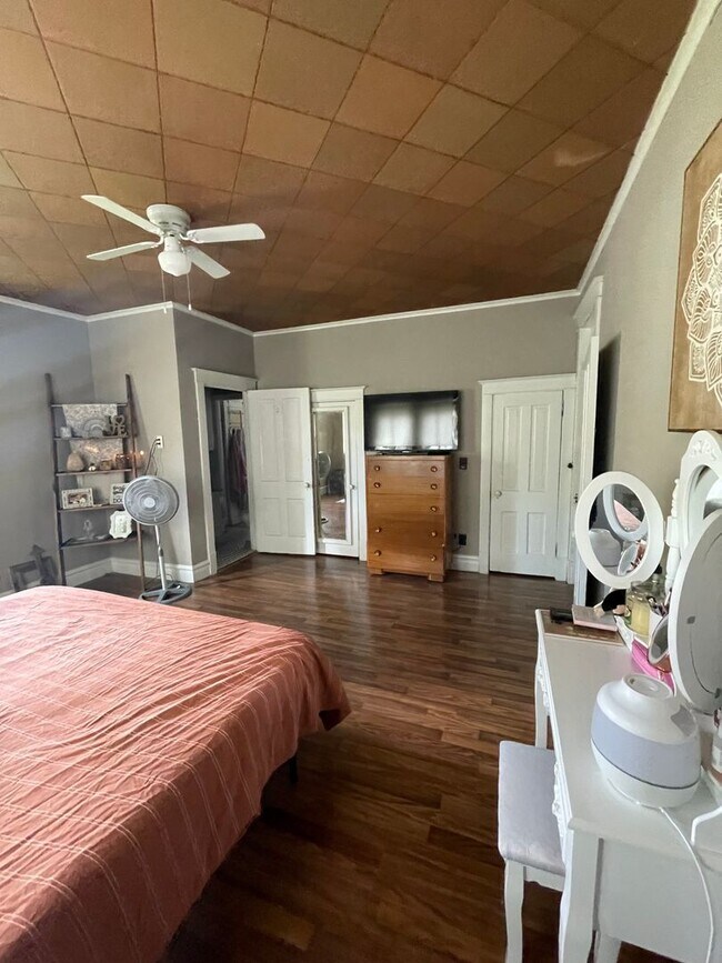 Building Photo - 606 N Court