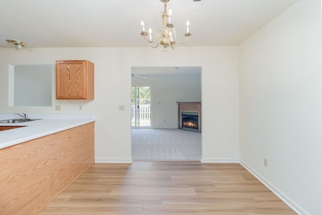 Building Photo - 3 Bedroom Townhome in Lee's Hill!