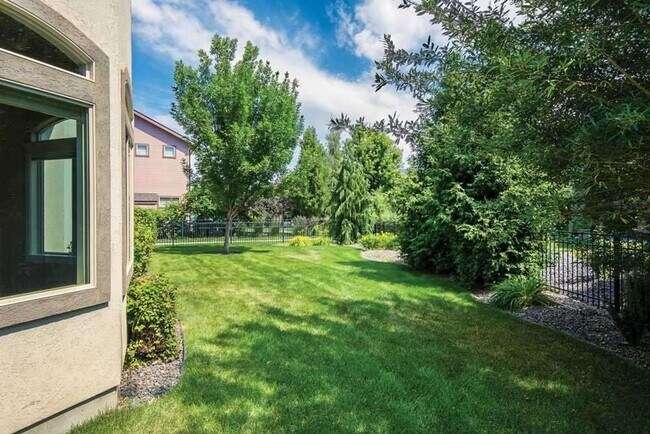 Building Photo - 1019 Opus St E