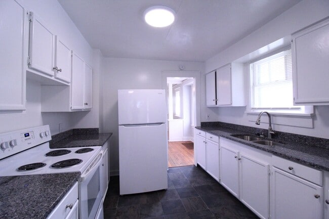 Building Photo - September FREE On This 2 Bedroom 1 Bath Ho...