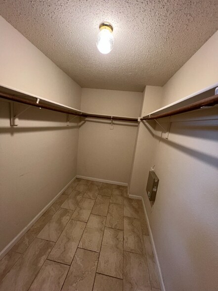 Building Photo - 911 Simi Dr