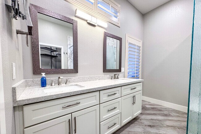 Building Photo - 3Bed/2.5 Ba House in Gated Community in No...