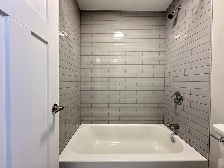 Building Photo - 1214 N La Salle Dr