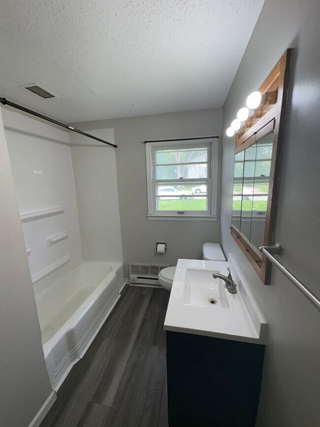 Building Photo - 3 Bedroom 1 Bathroom Duplex in Cedar Falls!