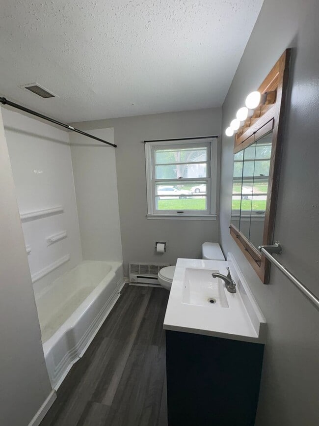 Building Photo - 3 Bedroom 1 Bathroom Duplex in Cedar Falls! First Months Rent FREE!