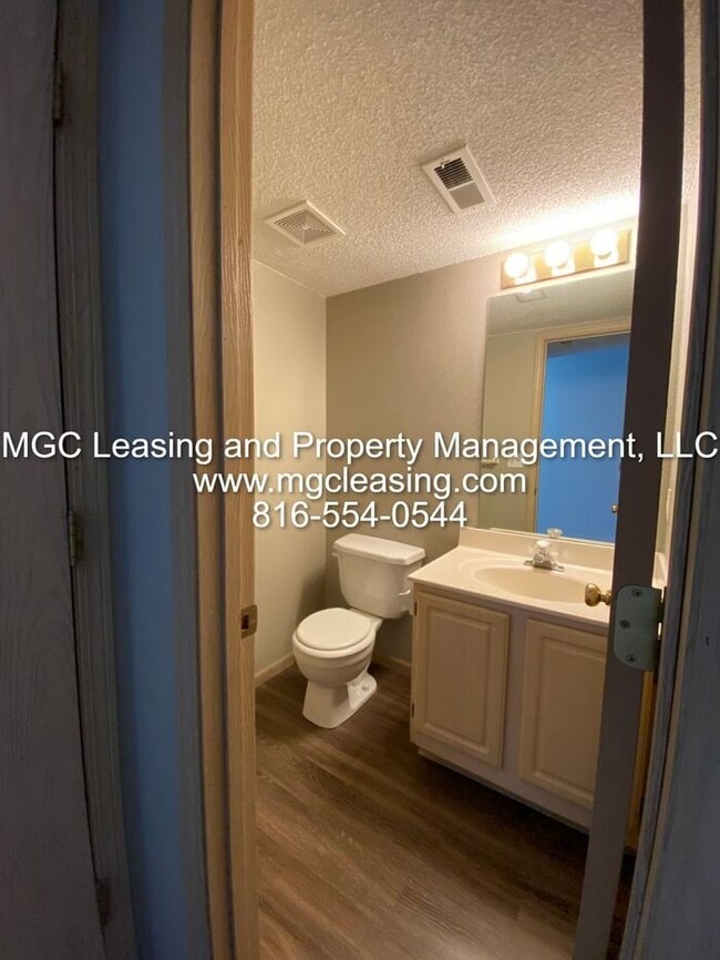 Building Photo - Harrisonville 2 Bedroom 2.5 Bath Townhome!