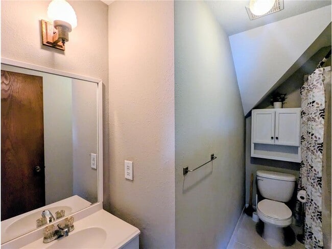 Building Photo - 825 Jessamine Ave E